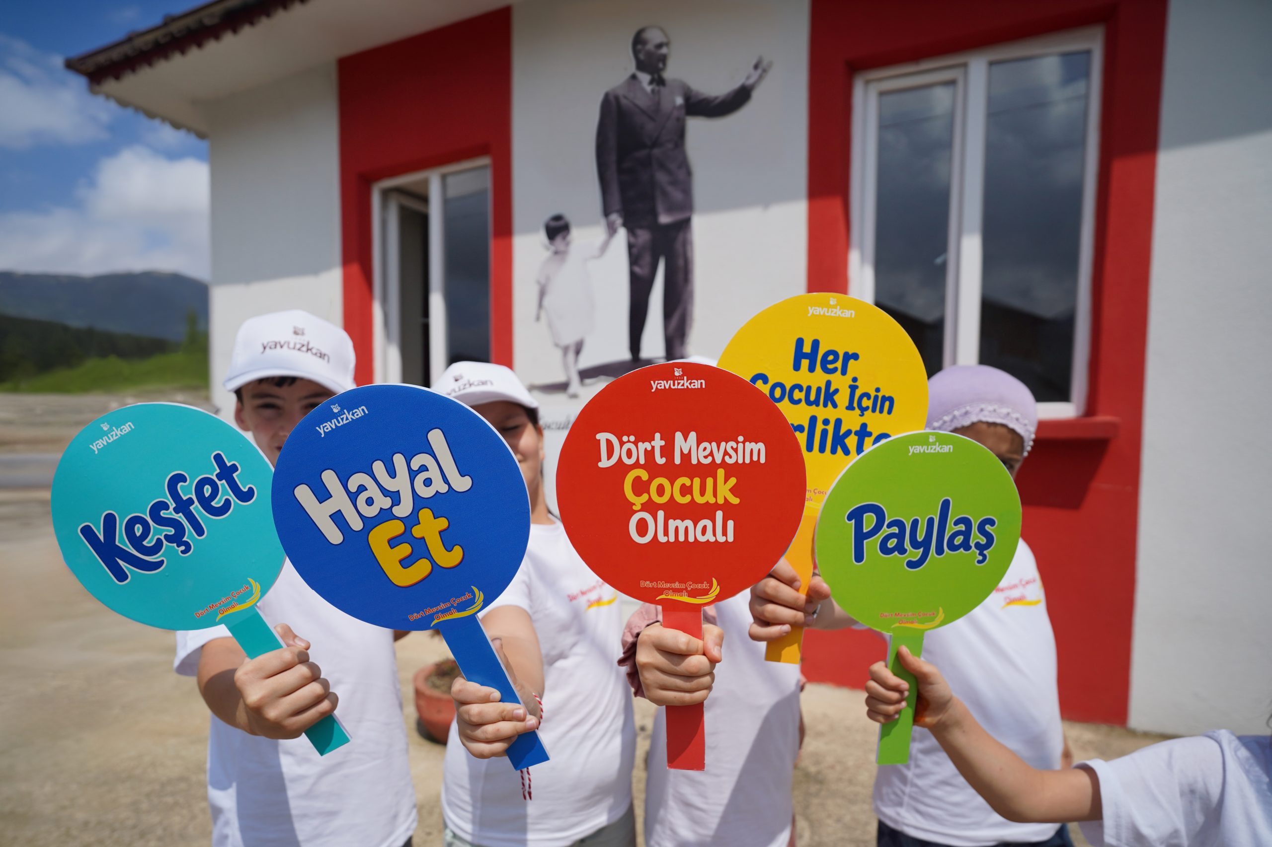 Kedisiyle birlikte vakit geçiren çocuk